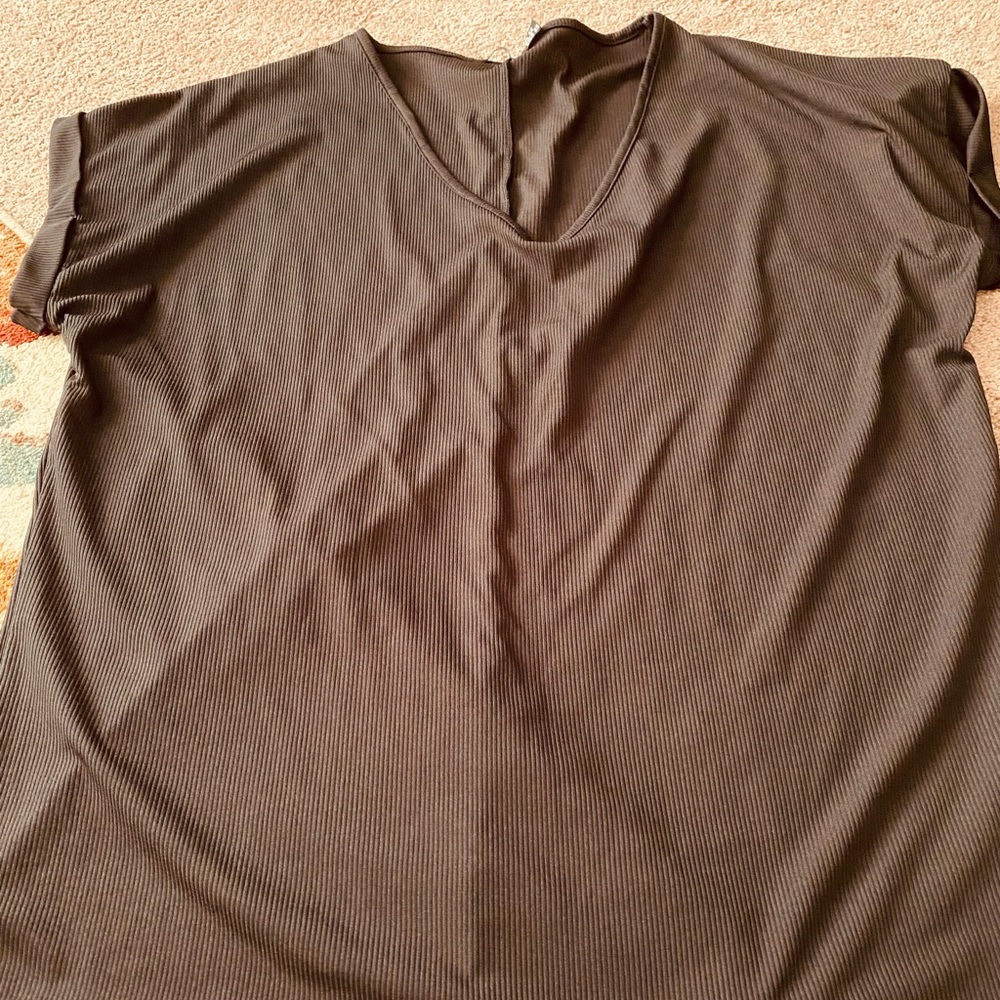 NWOT - Nice Women’s Black V-Neck Dressy Tee with short sleeves Size 20